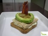 Receta Tosta de bonito y aguacate con cebolla caramelizada y crujiente de ibérico