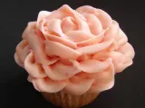 Receta Cupcake decorado con rosa en buttercream de fresa