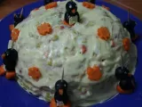 Receta Ensaladilla rusa decorada con pinguinos de aceitunas.