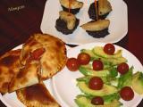 Receta Ensalada de aguacate con empanadillas de lomo y queso, y pincho de morcilla