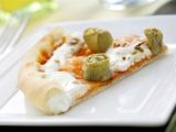 Receta Pizza con el borde relleno y con alcachofas y gambas