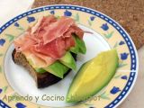 Receta Coronado serrano de pan con aguacate