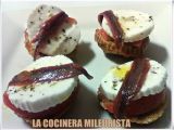 Receta Montaditos con pan de soda de aceite y pimentón con queso fresco tomate y anchoas