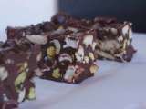 Receta Barritas de chocolate crujiente con malvaviscos, avellanas y pistachos