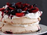 Receta Pavlova de primavera con fresas y arándanos