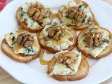 Receta Tostas roquefort, nueces y miel