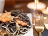 Receta Espaguetis negros con langostinos y gulas