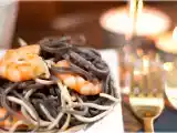 Receta Espaguetis negros con langostinos y gulas