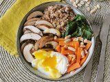 Receta Buddha bowl vegetariano con trigo sarraceno, verduras y huevo escalfado