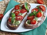 Receta Tosta de queso, pesto y tomates cherry