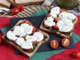 Receta Tosta con pesto, tomates cherry y queso mozzarella