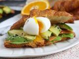 Receta Sandwich de croissant con aguacate, salmón y huevo