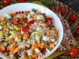 Receta Ensalada de arroz vegetariana: maíz, queso feta, zanahorias, guisantes, tomate y menta