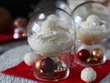 Receta Crema raffaello en vasitos, un postre mágico, sin hornear, servido en una bola de navidad