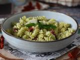 Receta Ensalada de pasta con pesto de calabacín, mozzarella y tomates secos