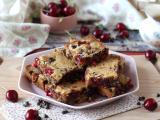 Receta Blondie de cerezas y chocolate, un crujiente pastel de fruta realmente delicioso