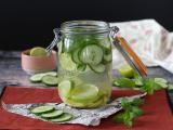 Receta Agua aromatizada casera con pepino, lima, menta y jengibre