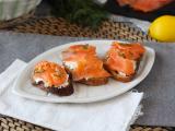 Receta Tostas con queso de cabra fresco y salmón ahumado