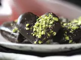 Receta Corazones de soletilla con cobertura de chocolate y pistacho