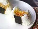 Receta Onigiri con yemas de huevo marinadas en salsa de soja