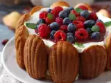 Receta Charlota de frutos rojos con crema de vainilla y madeleines