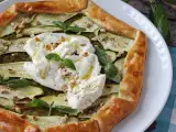 Receta Tarta salada de calabacín, pesto y burrata: una receta fácil y muy veraniega