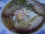 Receta Zuppa pavese: sopa de pan y huevo con caldo de pollo