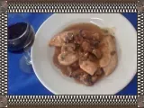 Receta Corazones de pechuga de pollo con fileticos de champiñones en salsa marron rey