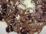 Receta Tallarines de chocolate con salsa de frutos rojos y ralladura de chocolate blanco.