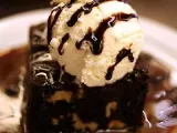 Receta Brownie con helado y salsa de chocolate
