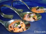 Receta Cucharilla de salmorejo, con bacalao ahumado y crocante de aceitunas negras.