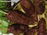 Receta Kebabs de albóndigas de cerdo a la plancha con pistachos y ensalada