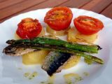 Receta Sardinas a la plancha con patatas, tomates y esparragos