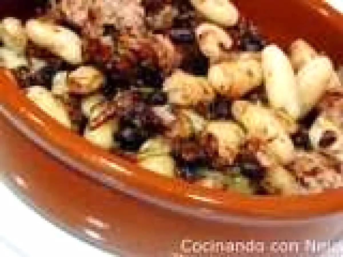 Cazuelita de butifarra esparracada amb mongetes