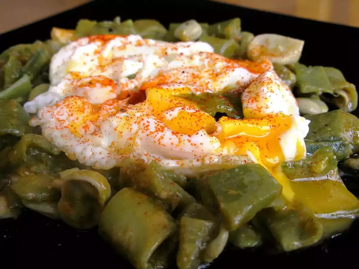 Receta Habas tiernas esparragás con huevos rotos