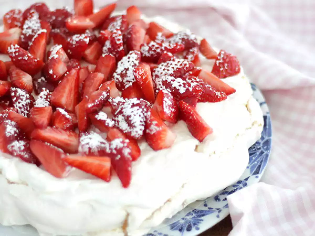 Receta Pavlova crujiente y esponjosa con fresas