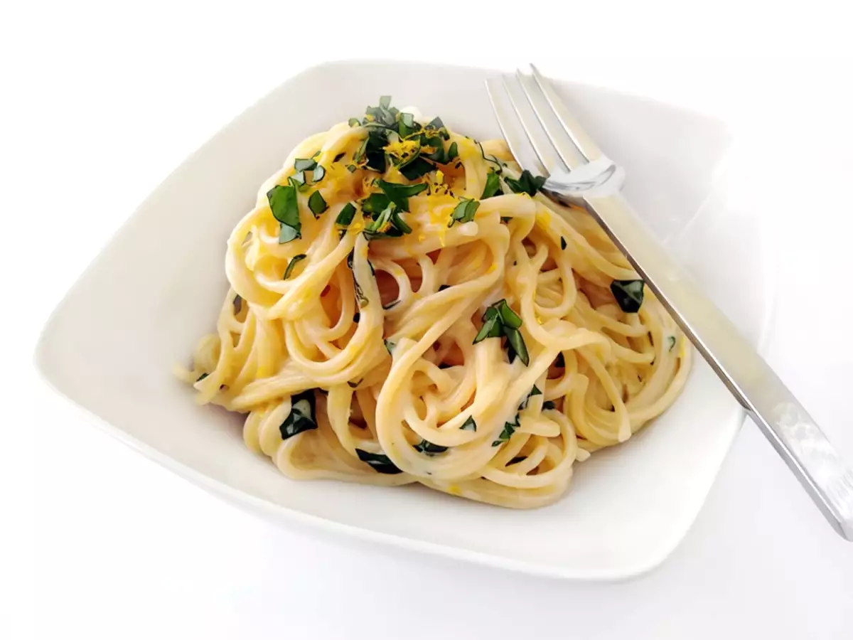 Receta Espaguetis con salsa de queso y limón