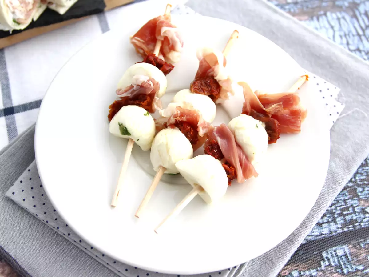 Receta Brochetas aperitivo de mozzarella, jamón serrano y tomates secos