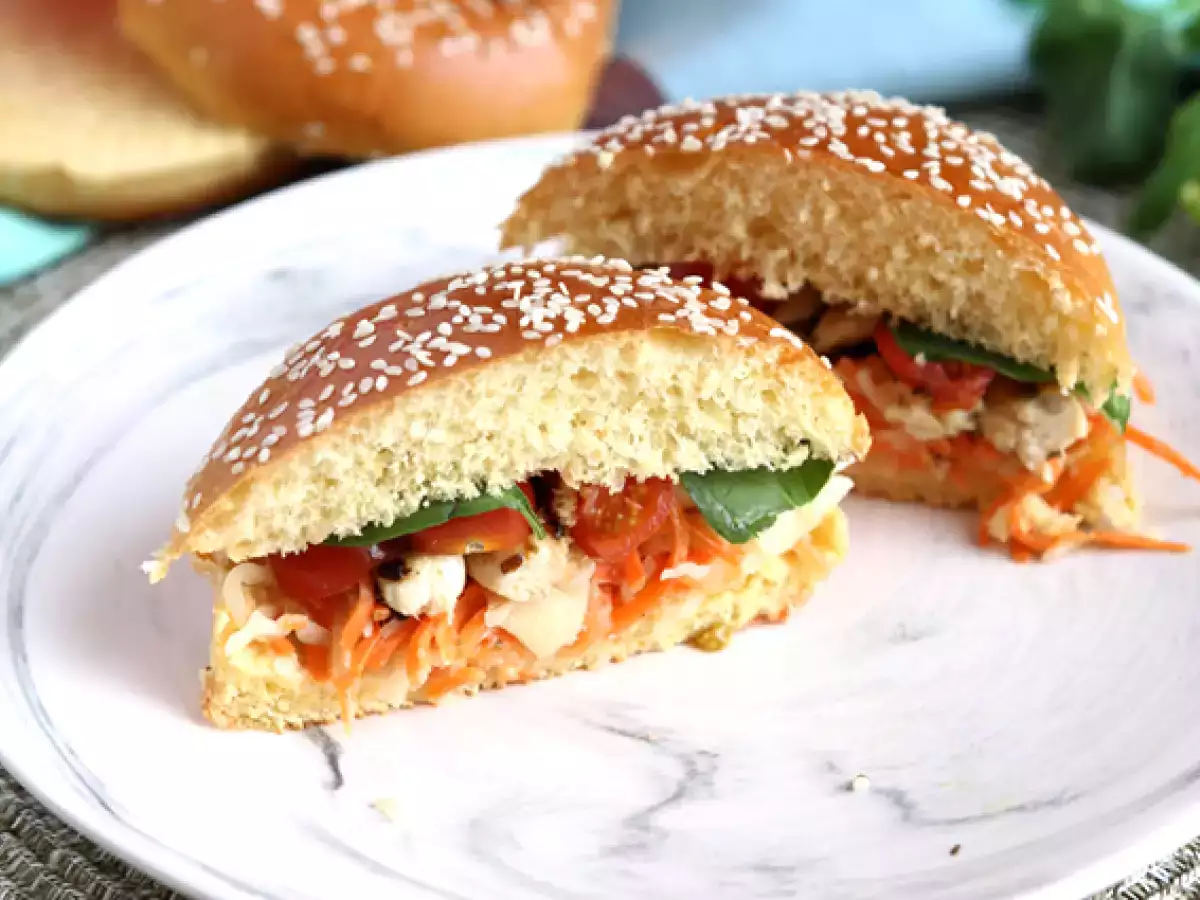 Receta Sándwich de pollo marinado, ensalada y albahaca