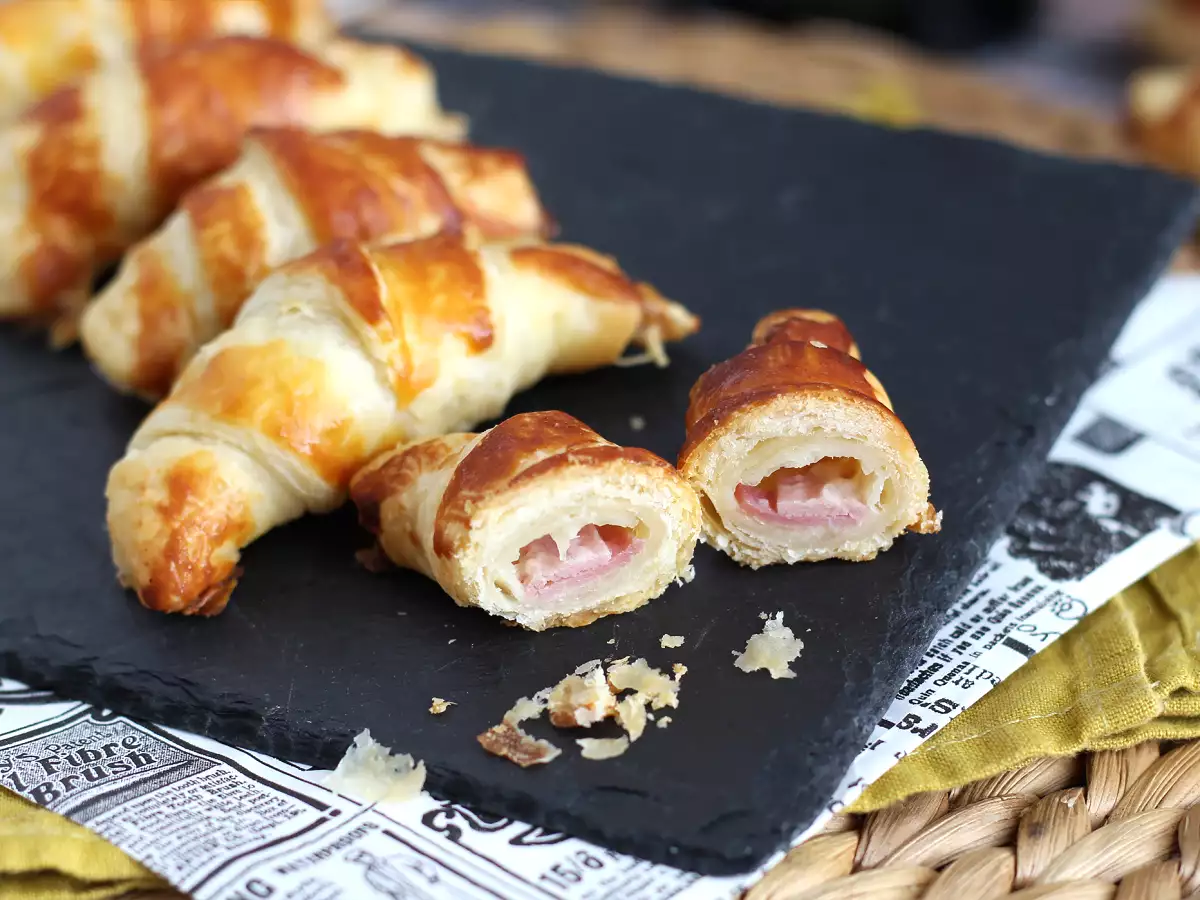 Receta Croissants de hojaldre rellenos de bechamel, jamón cocido y queso