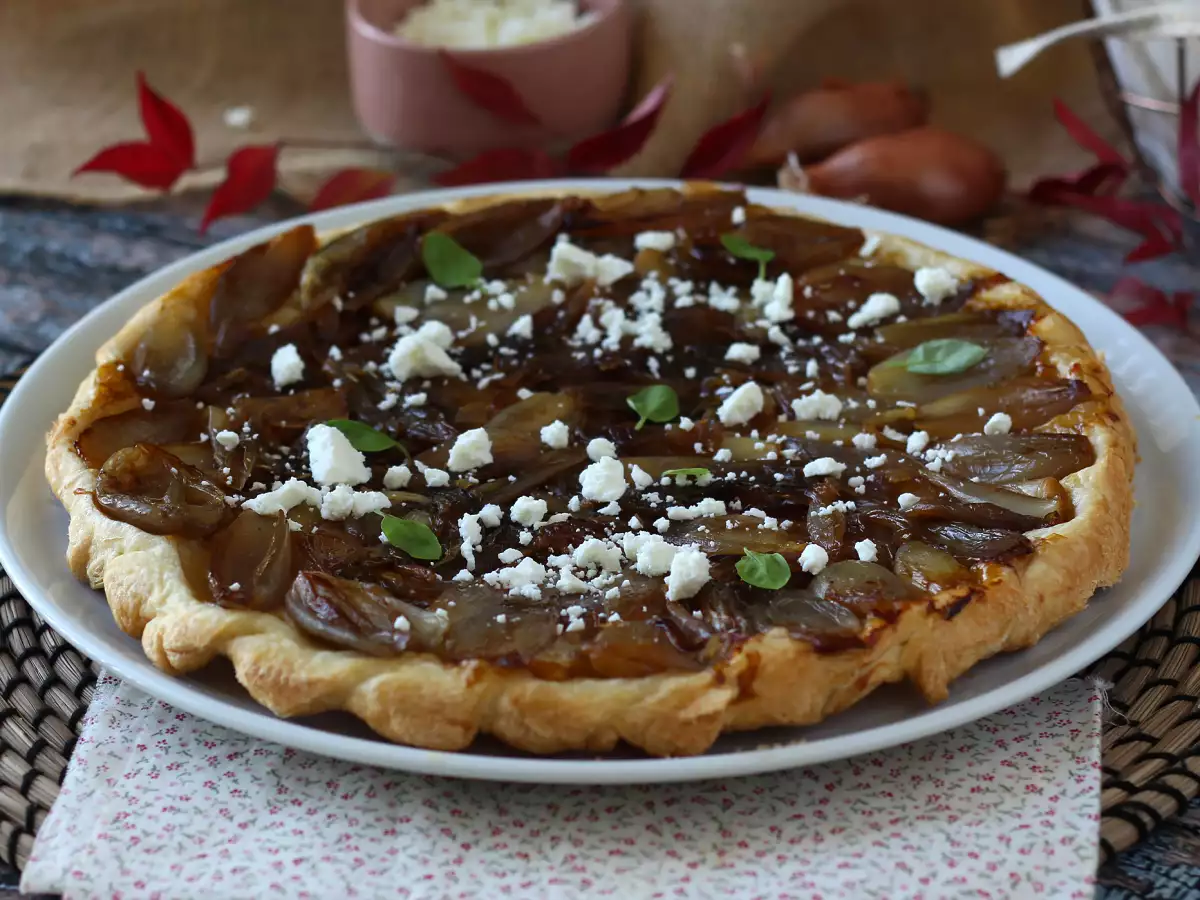 Receta Tarta tatin con chalotas caramelizadas y queso feta
