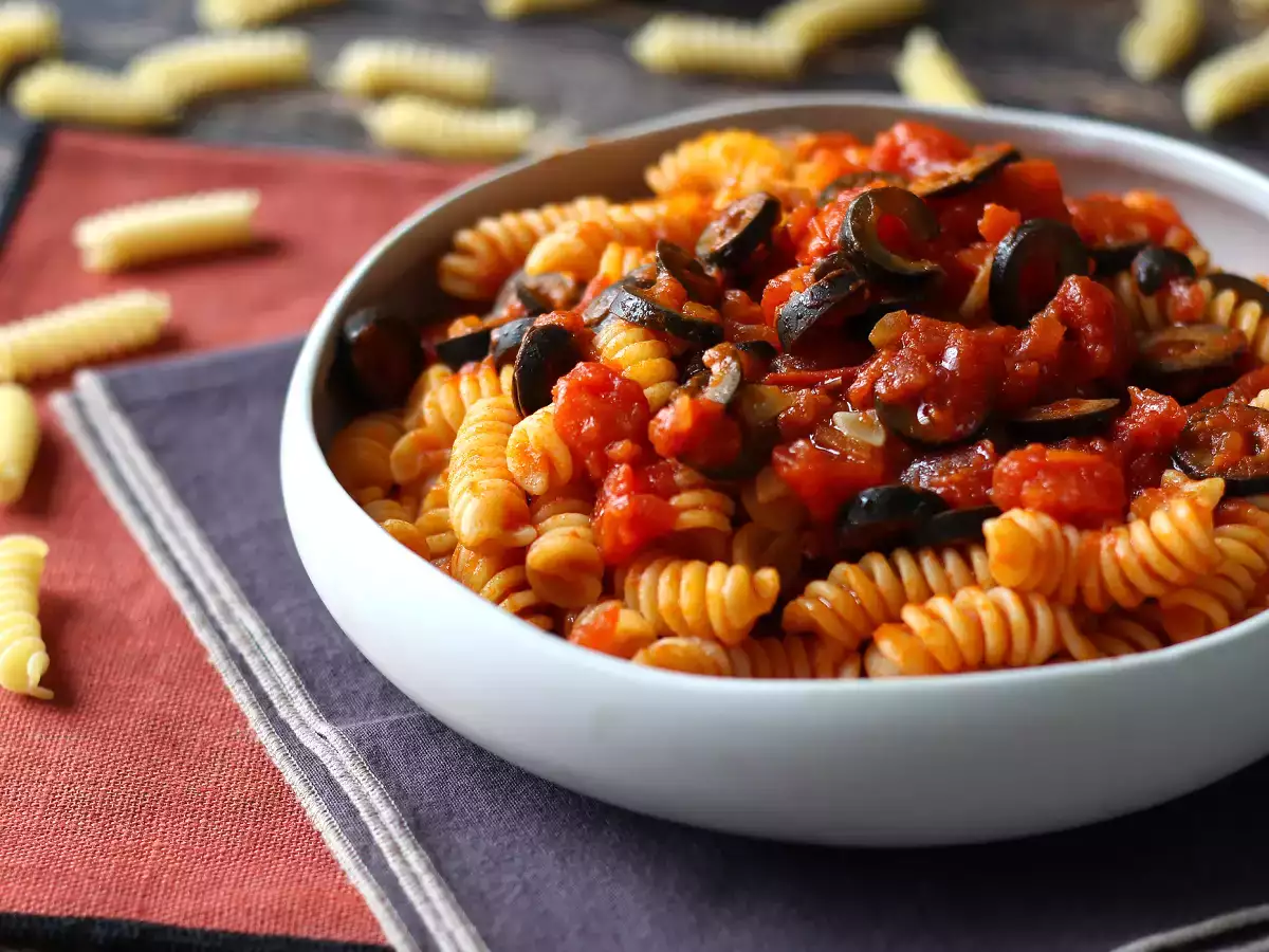 Receta Pasta con aceitunas y salsa de tomate, ¡un reconfortante plato vegano!