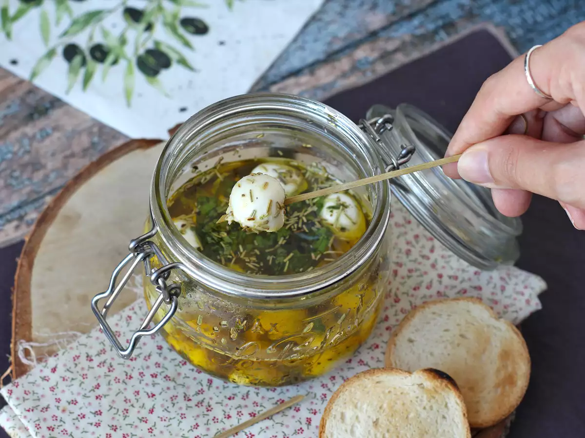 Receta Bolitas de mozzarella marinadas, perfectas para el aperitivo