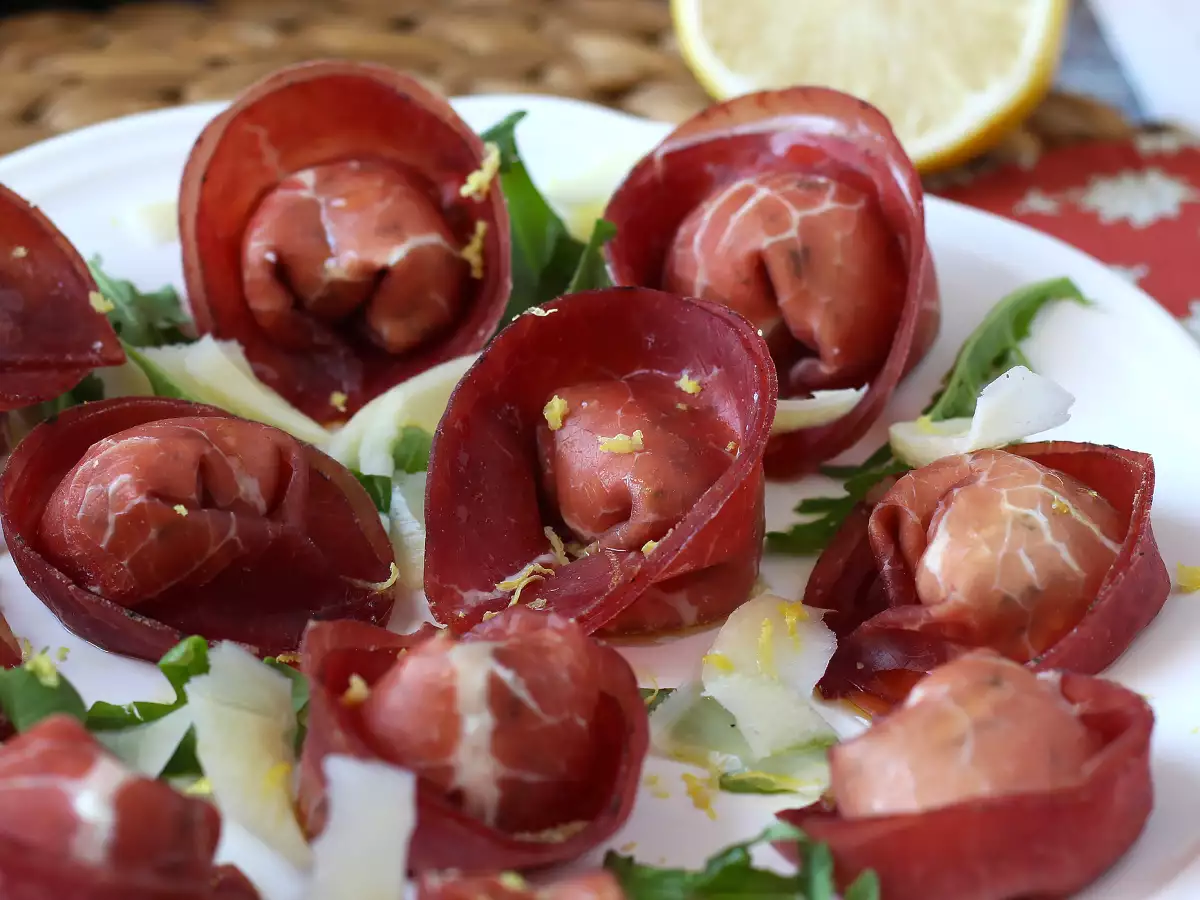 Receta Tortelloni fríos de bresaola con ricotta y rúcula: elegantes, ligeros y listos en 10 minutos