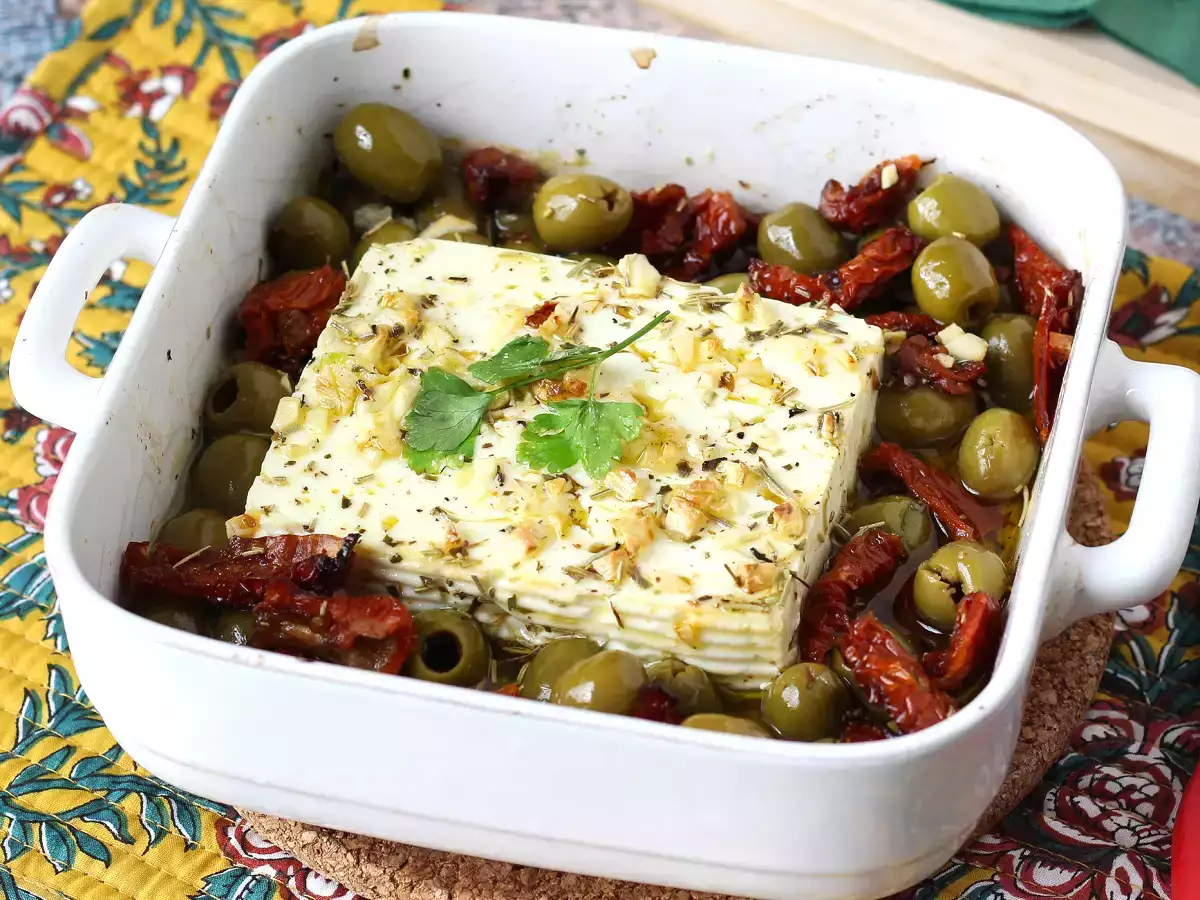 Receta Feta al horno con tomates secos y aceitunas al estilo mediterráneo