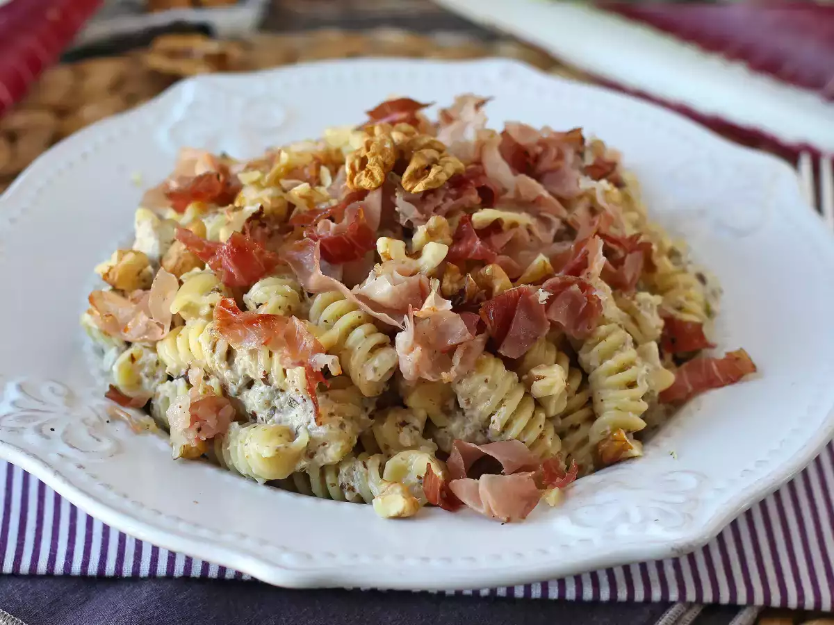 Receta Pasta cremosa con achicoria, bacon crujiente y nueces: receta rápida e irresistible