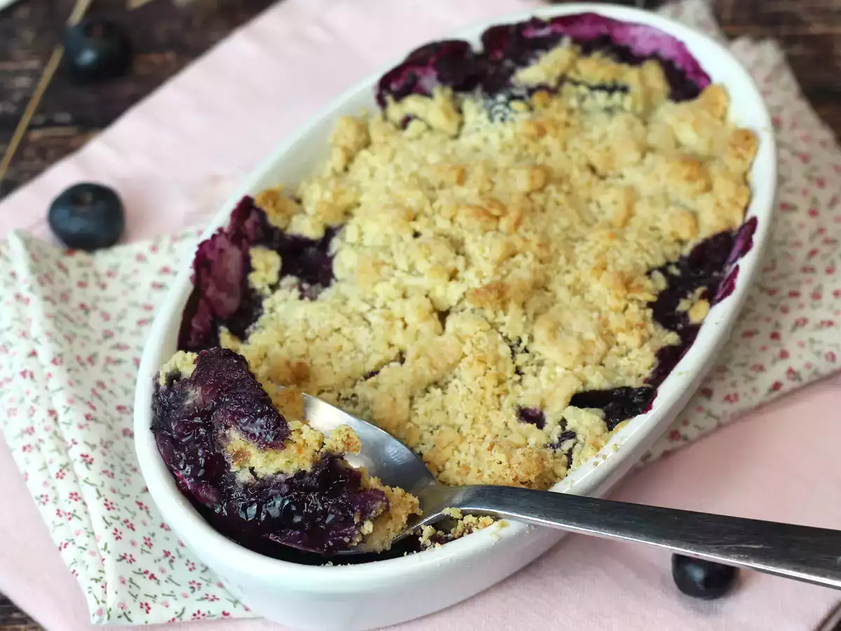 Receta Crumble de arándanos con almendra: dorado por arriba, jugoso por dentro