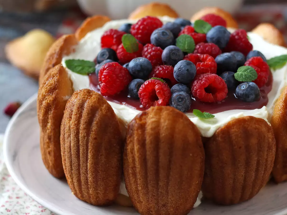 Receta Charlota de frutos rojos con crema de vainilla y madeleines