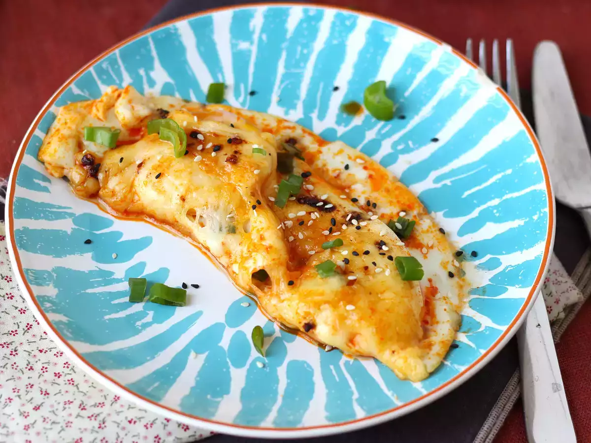 Receta Huevos a la plancha plegados con mozzarella fundida, miel y un toque picante