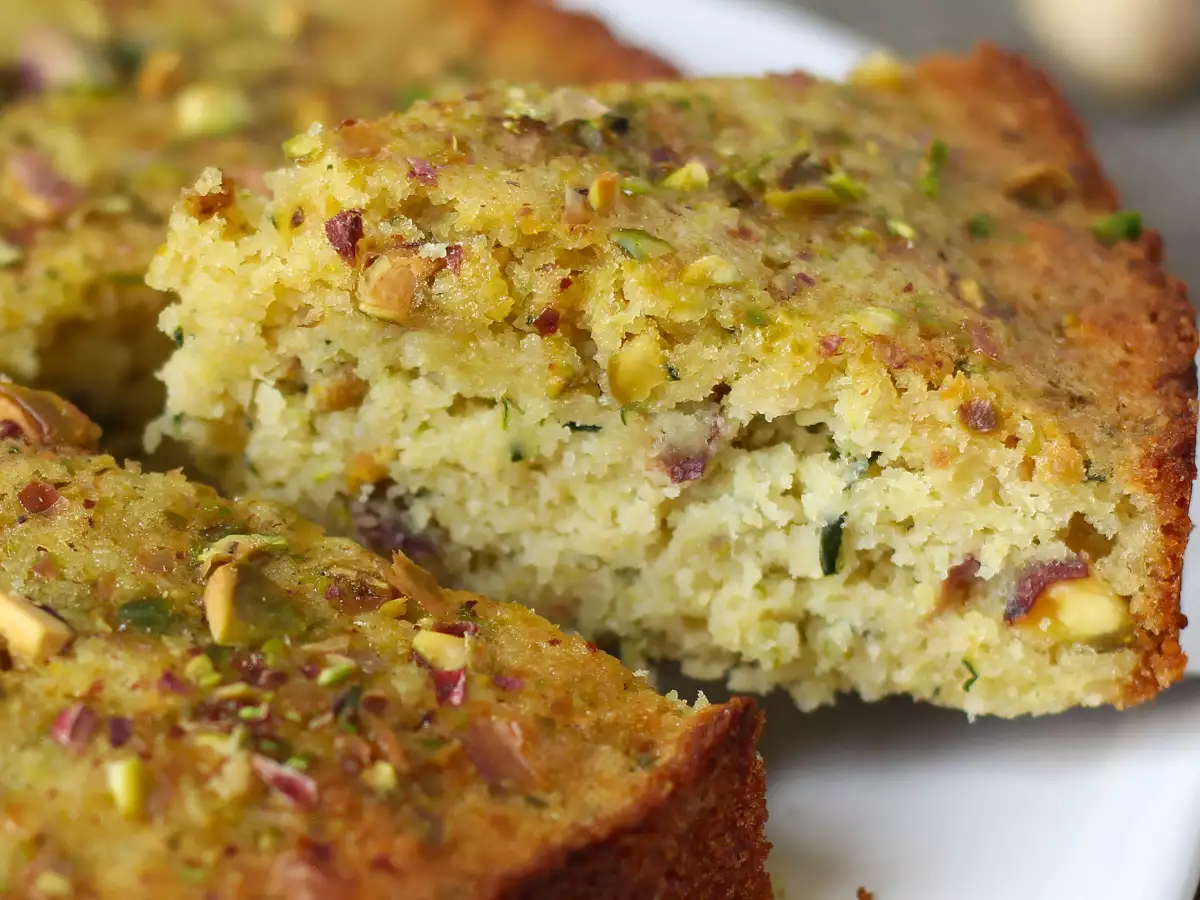 Receta Bizcocho jugoso de pistacho, lima y calabacín
